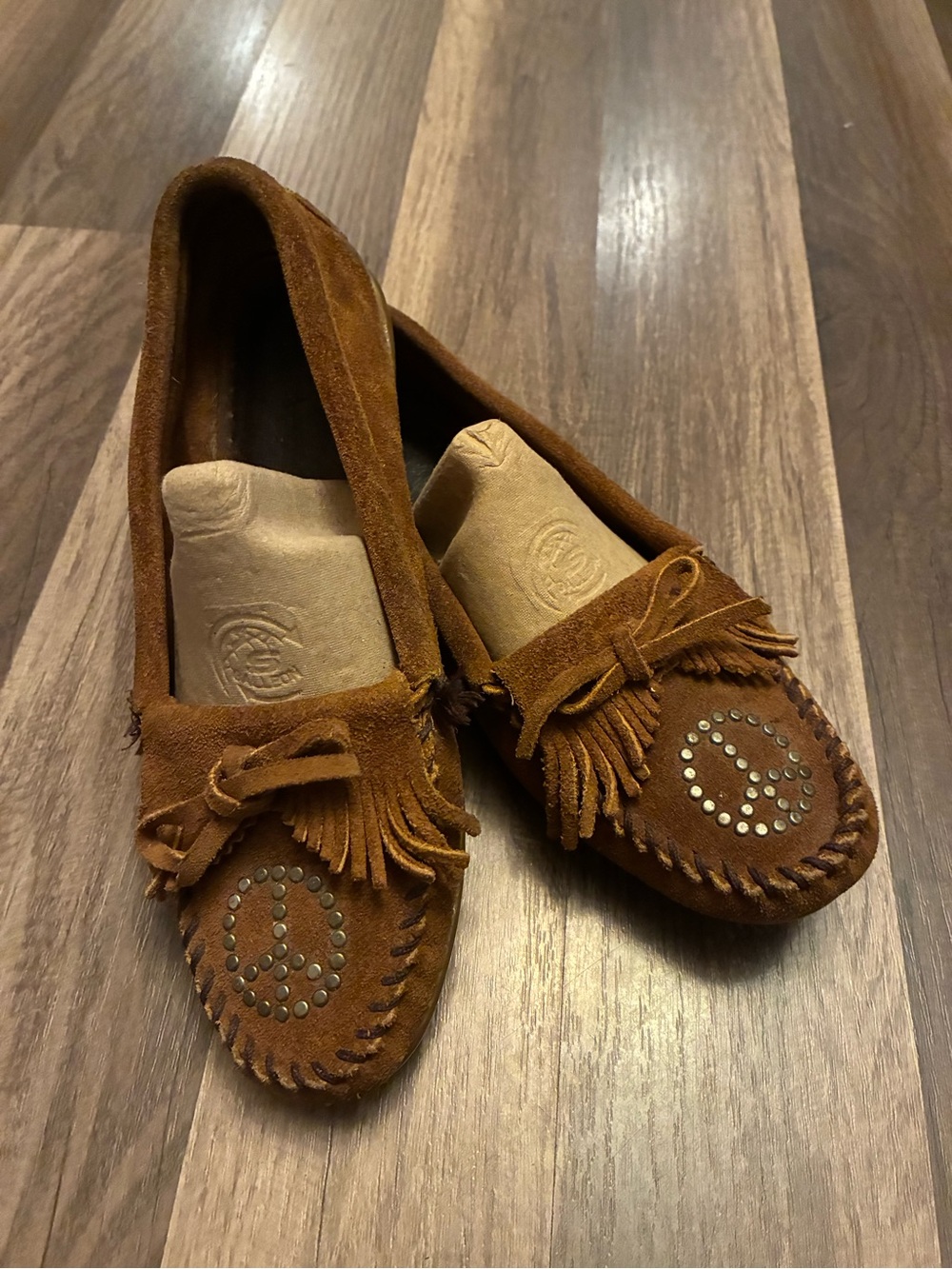 Minnetonka Brown Suede Kilty Studded Peace Sign Fringe Moccasin SZ 7 - Picture 3 of 13